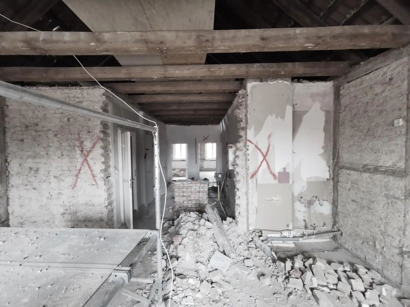 Küchenbereich vor dem Ausbau – offenes Fachwerk