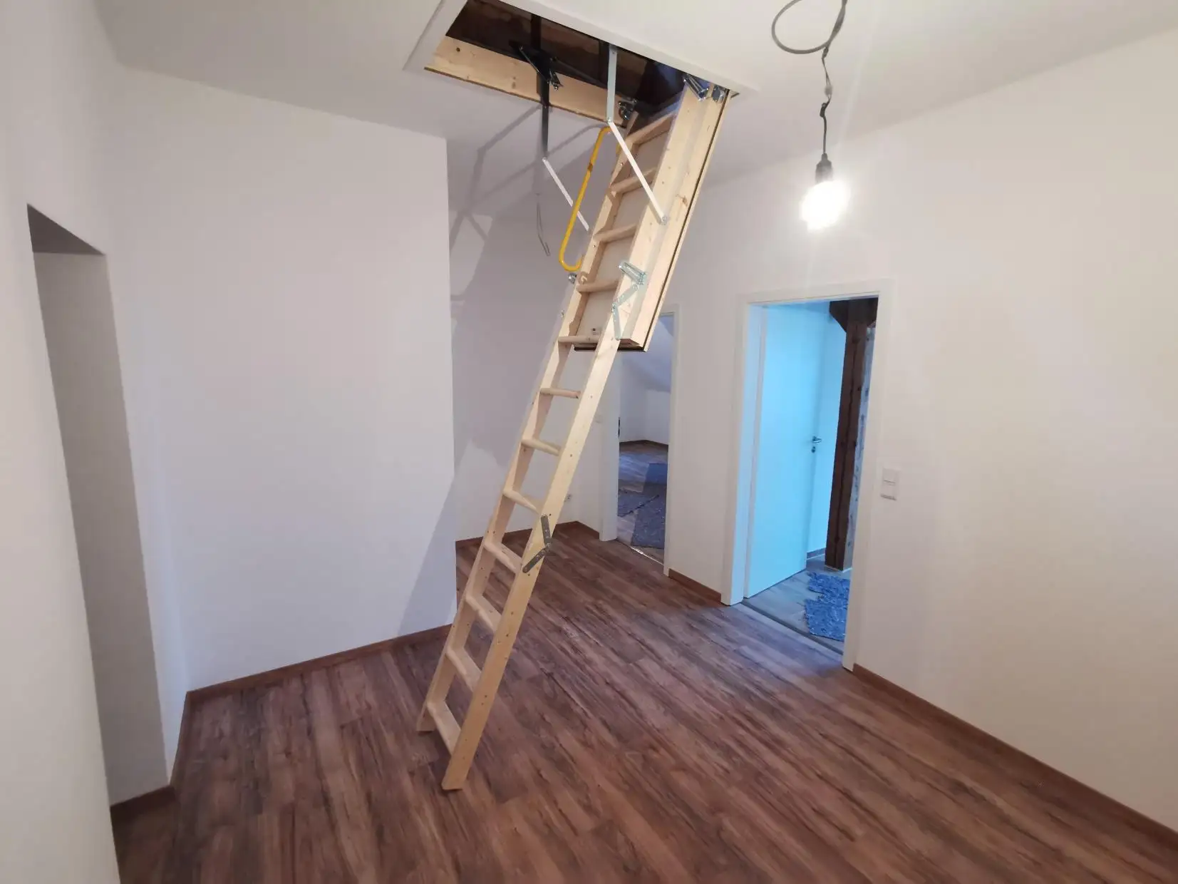 Flur nach dem Ausbau mit neuer Bodentreppe zum Spitzboden