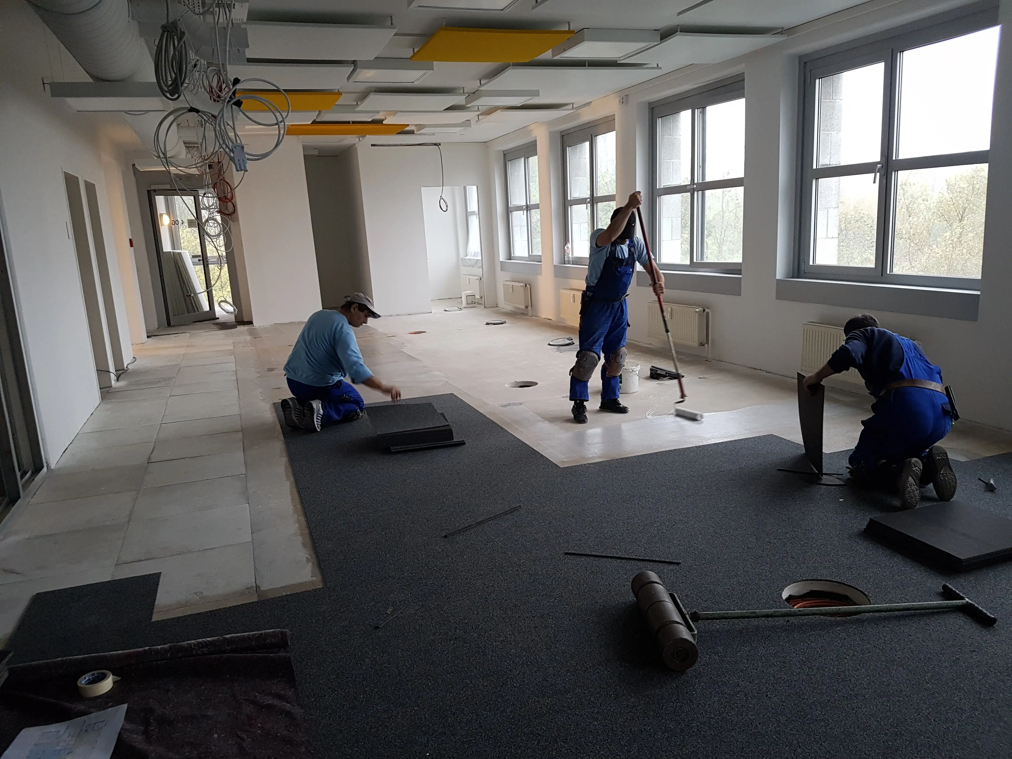 Verlegung der Teppichfliesen durch das Bota-Bau-Team