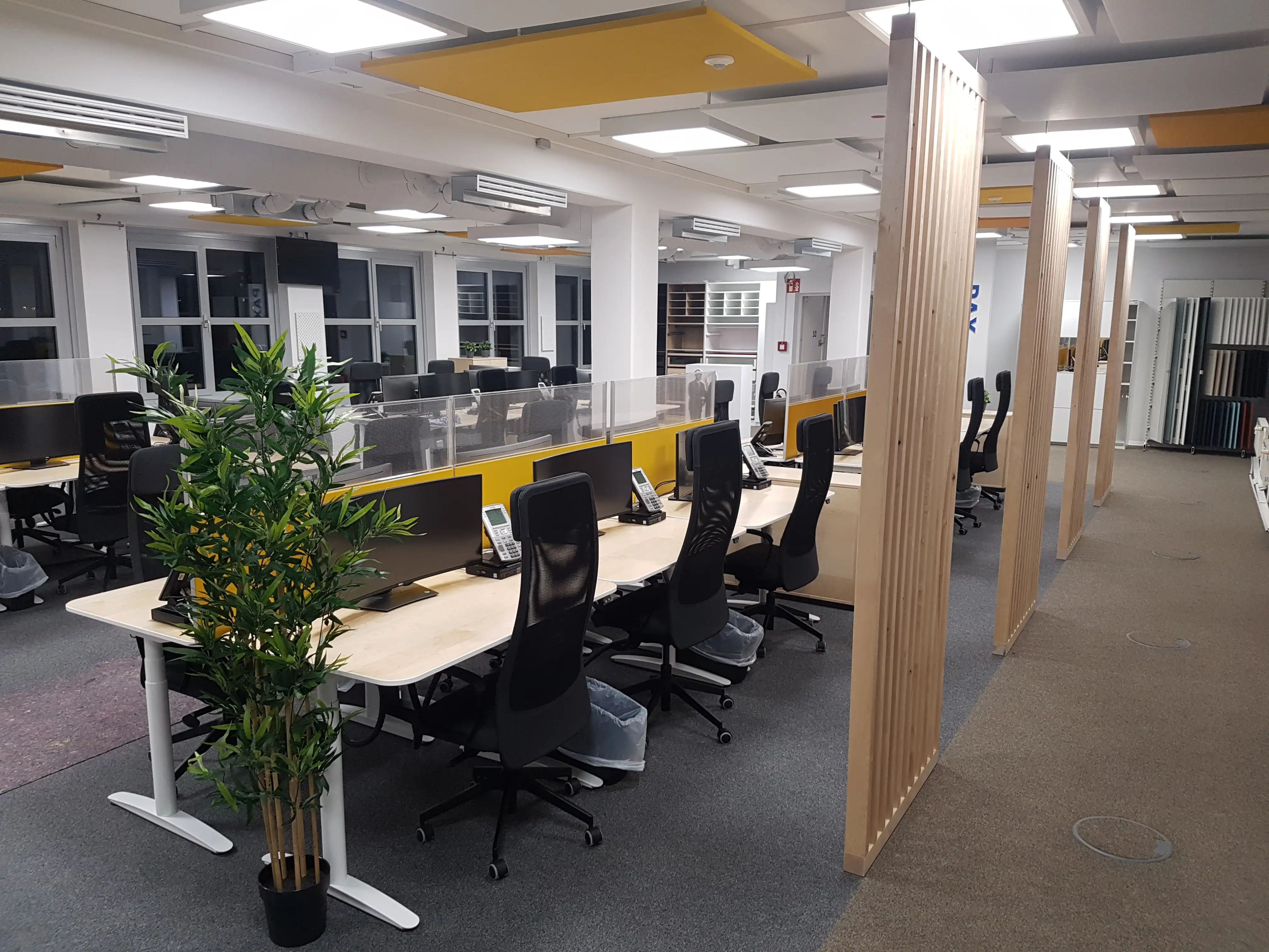 Fertige Arbeitsplätze im IKEA Customer Support Center mit Akustikdecke und Schallschutz-Trennwänden